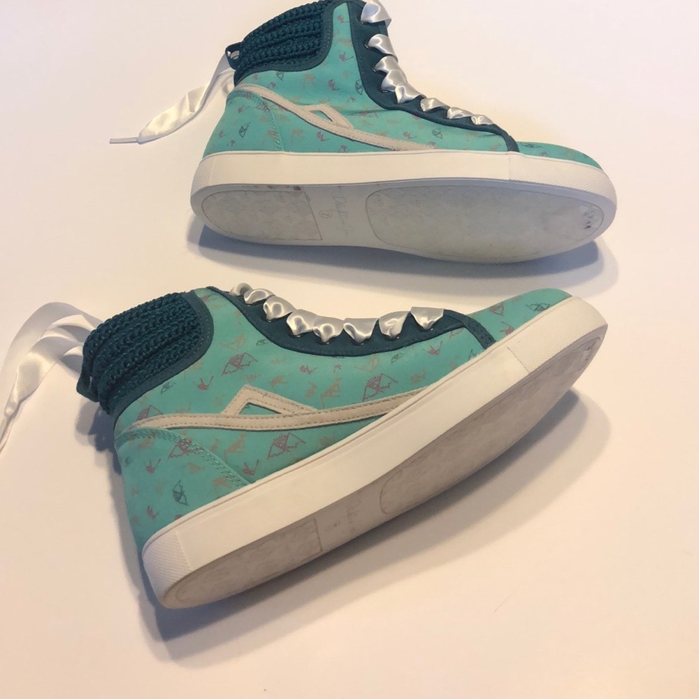 Ribbon lace high tops